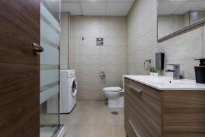 Łazienka w obiekcie Sur Suites PYR vista mar