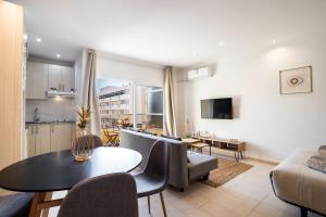 Telewizja i/lub zestaw kina domowego w obiekcie Sur Suites PYR vista mar