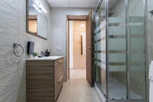 łazienka z prysznicem i umywalką w obiekcie Sur Suites PYR vista mar w mieście Fuengirola