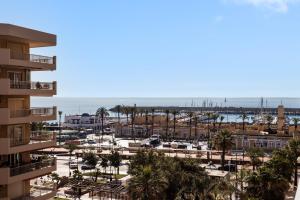 widok na przystań z budynku w obiekcie Sur Suites PYR vista mar w mieście Fuengirola