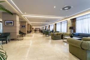 hol szpitalny z kanapami, krzesłami i stołami w obiekcie Sur Suites PYR vista mar w mieście Fuengirola +14 zdjęć