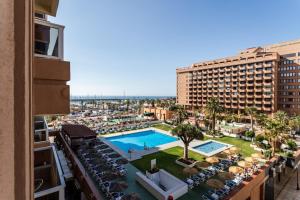 widok na basen z balkonu hotelu w obiekcie Sur Suites PYR vista mar w mieście Fuengirola