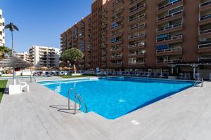 duży basen przed budynkiem w obiekcie Sur Suites PYR vista mar w mieście Fuengirola
