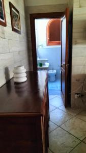 een keuken met een aanrecht met een wastafel en een toilet bij Appartamento in Via Tricarico in Gallipoli