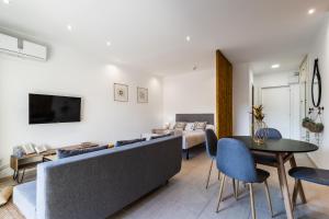 Telewizja i/lub zestaw kina domowego w obiekcie Sur Suites PYR vista mar