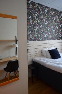 Postel nebo postele na pokoji v ubytování Hotel Falun