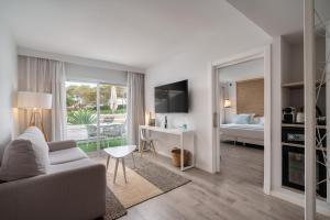 Telewizja i/lub zestaw kina domowego w obiekcie AluaSoul Mallorca Resort - Adults only
