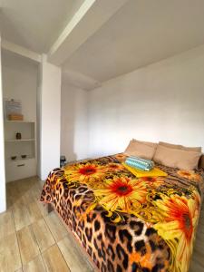Cama en habitación con manta de leopardo en Andrew & Mary's Lodging House, en Sagada