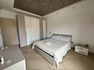 Habitación pequeña con cama y baño. en Machiavelli Apartment Meravigliosa Puglia Real Estate, en Carovigno