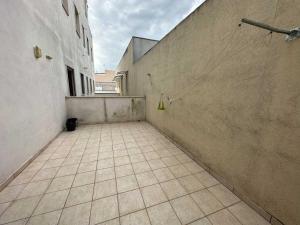 un callejón vacío con suelo de baldosa y pared en Machiavelli Apartment Meravigliosa Puglia Real Estate, en Carovigno