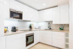 Kuchnia lub aneks kuchenny w obiekcie Beautiful newly renovated Apt El Palmeral RDR306