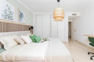sypialnia z dużym białym łóżkiem i biurkiem w obiekcie Beautiful newly renovated Apt El Palmeral RDR306 w Marbelli +14 zdjęć