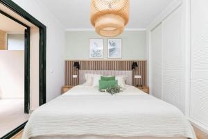 sypialnia z dużym białym łóżkiem z zielonymi poduszkami w obiekcie Beautiful newly renovated Apt El Palmeral RDR306 w Marbelli