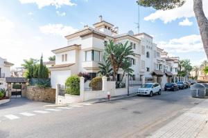 biały dom z samochodami zaparkowanymi przed nim w obiekcie Beautiful newly renovated Apt El Palmeral RDR306 w Marbelli