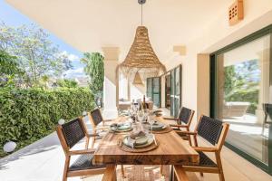 jadalnia z drewnianym stołem i krzesłami w obiekcie Beautiful newly renovated Apt El Palmeral RDR306 w Marbelli