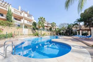 Basen w obiekcie Beautiful newly renovated Apt El Palmeral RDR306 lub w pobliżu