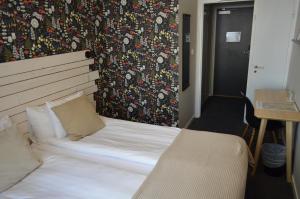 Postel nebo postele na pokoji v ubytování Hotel Falun