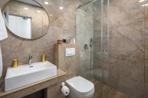 un bagno con lavandino e doccia di Villa Golden Shine a Funtana Altre 9 foto