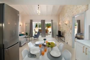 uma cozinha e sala de estar com mesa e cadeiras em Villa Irida em Plátanos