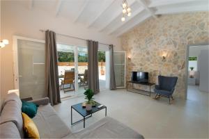 a living room with a couch and a tv at Villa Irida in Plátanos