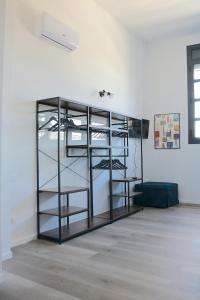 Habitación con estanterías de cristal en Smart and Comfy Apartment - Via Repubblica di San Marino, en Milán