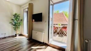 sala de estar con ventana grande y vistas a un patio en Domspatz, Top-Lage, Style, Dachterrasse, Business en Schwerin
