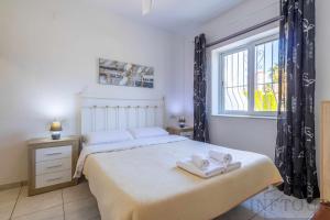 Un dormitorio con una cama con dos toallas encima. en Inftour La viña Bungalow, en Calpe 39 fotos más