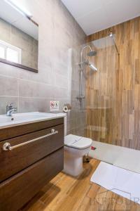 Un baño con lavabo, inodoro y ducha. en Inftour La viña Bungalow, en Calpe
