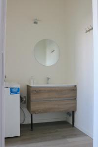 baño con lavabo y espejo en la pared en Smart and Comfy Apartment - Via Repubblica di San Marino, en Milán
