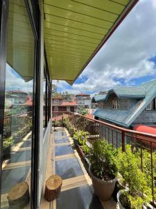 einen Blick vom Balkon eines Hauses mit grünem Dach in der Unterkunft Andrew & Mary's Lodging House in Sagada