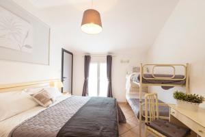 een slaapkamer met een bed, een bureau en een stapelbed bij Hotel Il Nido in Rimini