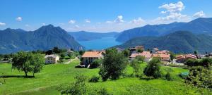 un villaggio su una collina con un lago e montagne di Rosa Mountain Lake Iseo Hospitality a Bossico