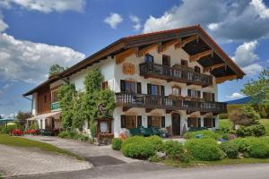 Casa grande con balcón en la parte superior. en Landhotel Binderhäusl, en Inzell