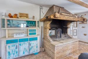 een keuken met een stenen open haard in een kamer bij Rustic Home Izabel - Happy Rentals in Pazin
