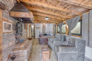 Χώρος καθιστικού στο Rustic Home Izabel - Happy Rentals +15 φωτογραφίες