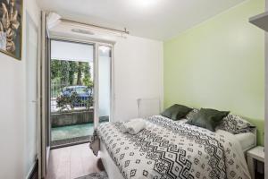 - une chambre avec un lit et une porte coulissante en verre dans l'établissement Chic apart with terrace and parking, aux Ulis
