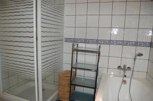 レ・ジェにあるChalet The Loftのバスルーム(シャワー付)が備わります。バスタブの横にははしごがあります。