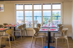 Ein Restaurant oder anderes Speiselokal in der Unterkunft Azureva Hendaye 