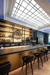 um bar num restaurante com cadeiras e um balcão em Best Western Premier Le Chapitre Hotel and Spa em Remiremont