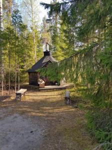 una pequeña cabaña en medio de un bosque en Ammeråns Fiskecamp, 