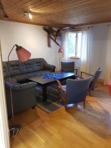 een woonkamer met een bank en een tafel bij Ammeråns Fiskecamp 