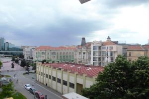 uitzicht op een stad met gebouwen en een straat bij Goodholiday Apartmens Šabac in Šabac