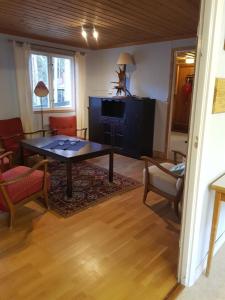 een woonkamer met een tafel en een televisie bij Ammeråns Fiskecamp 
