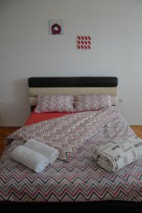 een bed met twee handdoeken erop bij Goodholiday Apartmens Šabac in Šabac