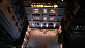 una vista aérea de un edificio de hospital por la noche en Hotel Sharda Residency en Patna