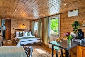 ローンセストンにあるFinest Retreats - Trevoya Cabinのベッドルーム1室(ベッド1台、テーブル付)