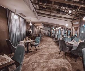 een restaurant met tafels en stoelen in een kamer bij Hotel Lambert Medical Spa in Ustronie Morskie