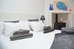 ein weißes Bett mit einigen Kissen darüber in der Unterkunft Casa Nodica in Tacoronte