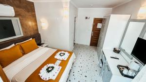TV a/nebo společenská místnost v ubytování Tonoz Beach Hotel