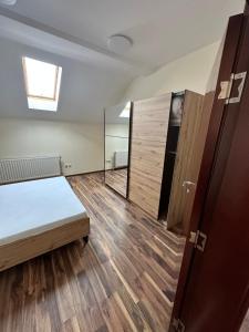 um quarto grande com uma cama e um espelho em Five Apartments Boska Buhe em Inđija